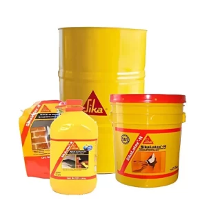 Bote de SikaLatex N: Bote de SikaLatex N, emulsión sintética con resinas acrílicas, mejorador de adherencia y resistencia para morteros y concreto.